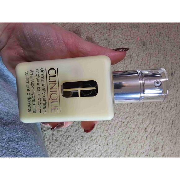 Clinique Green Dramatically Different Moisturizing Lotion With Pump - Picture 2 of 7